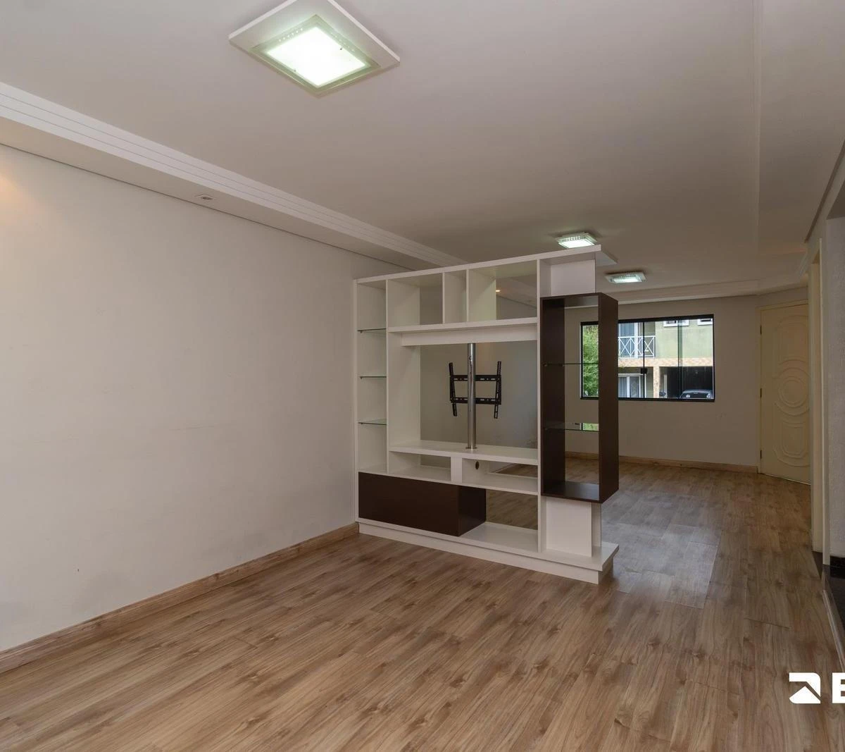 Balcony with a grill in a 3-bedroom house, 118 m² — photo 11