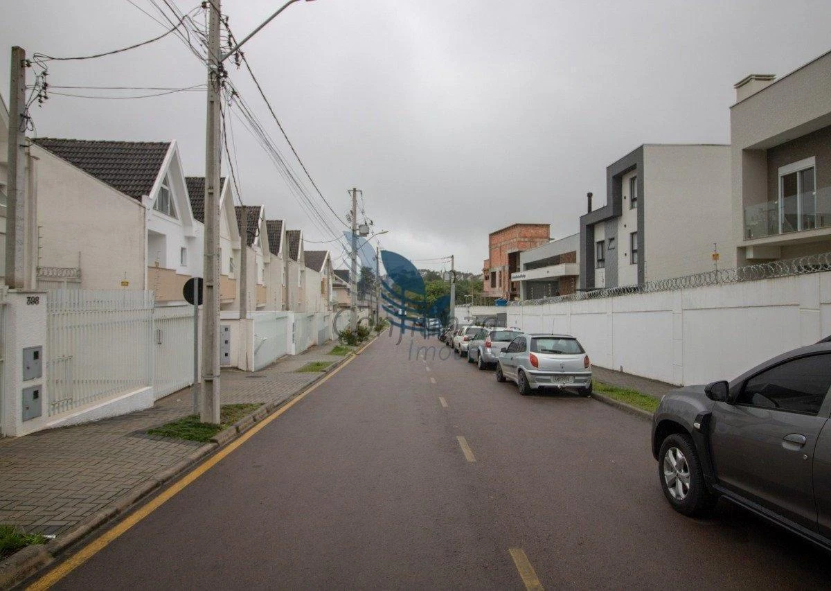 3-bedroom house with a glass-enclosed balcony in Curitiba — photo 23