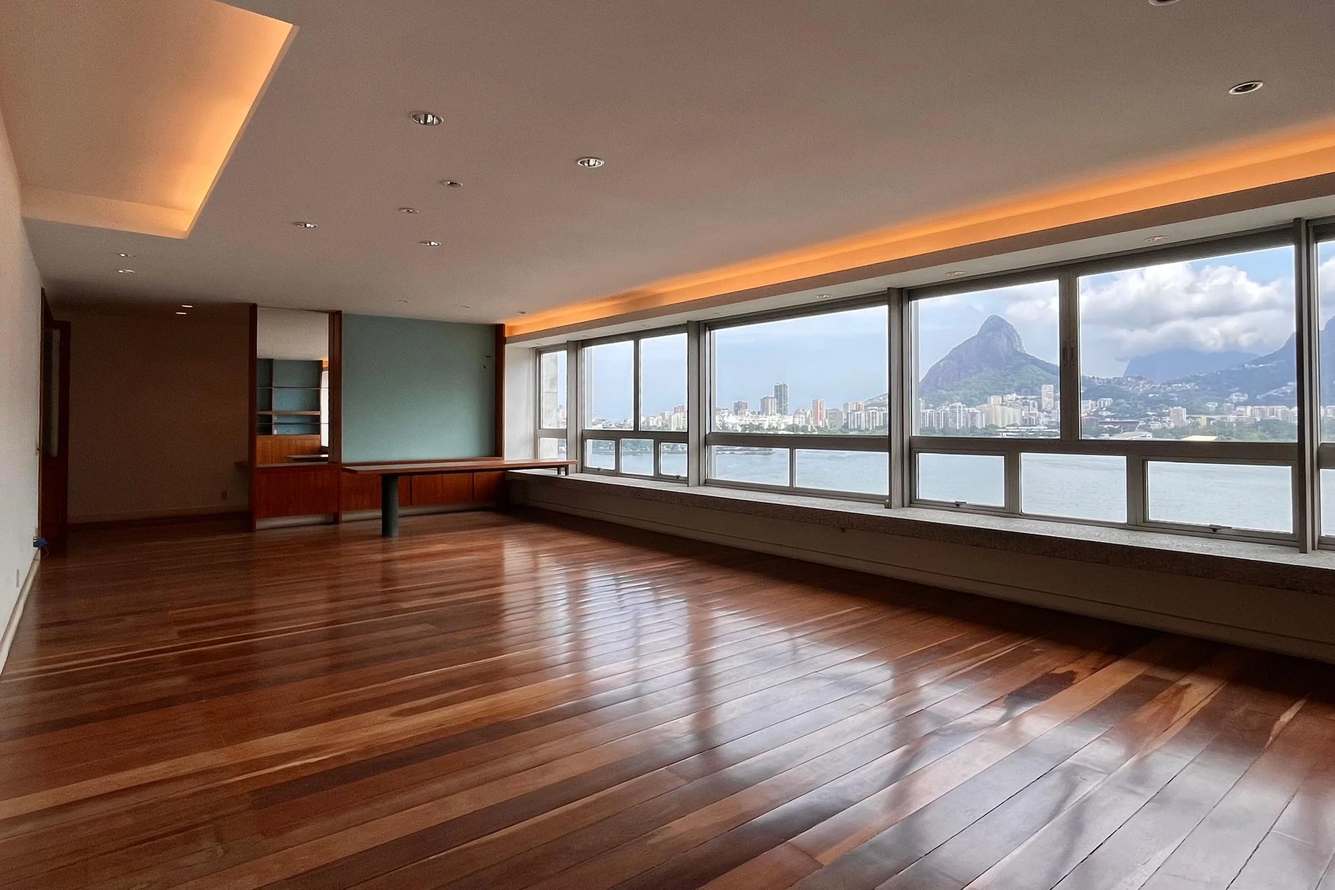 3-bedroom apartment with a water view