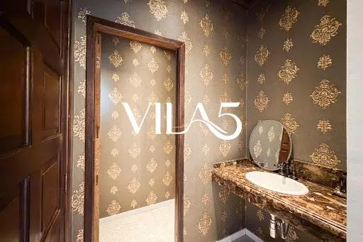 3-bedroom house with a bathtub in Curitiba — photo 40