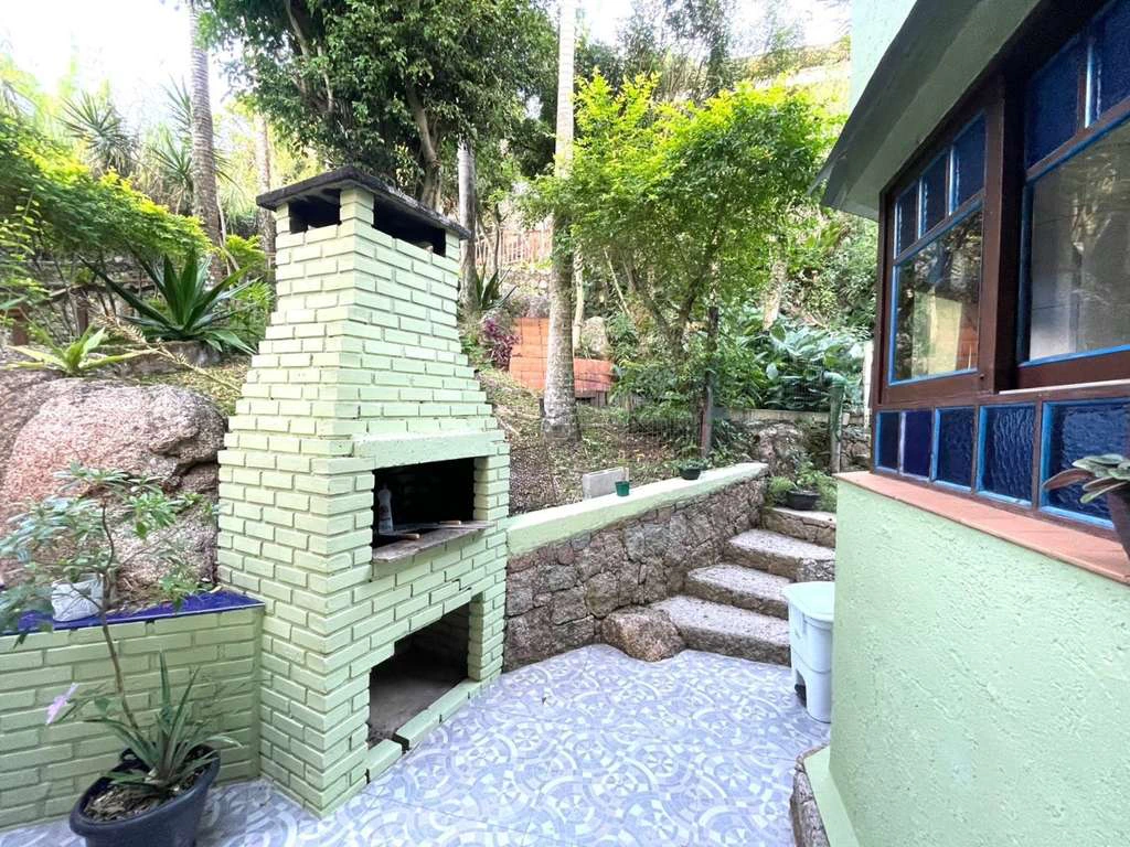 4-bedroom house with balcony BBQ and private garden — photo 5