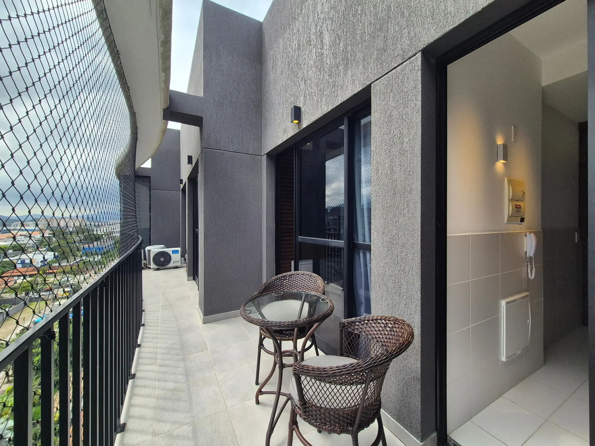 Furnished 2-bedroom apartment with enclosed balcony — photo 18