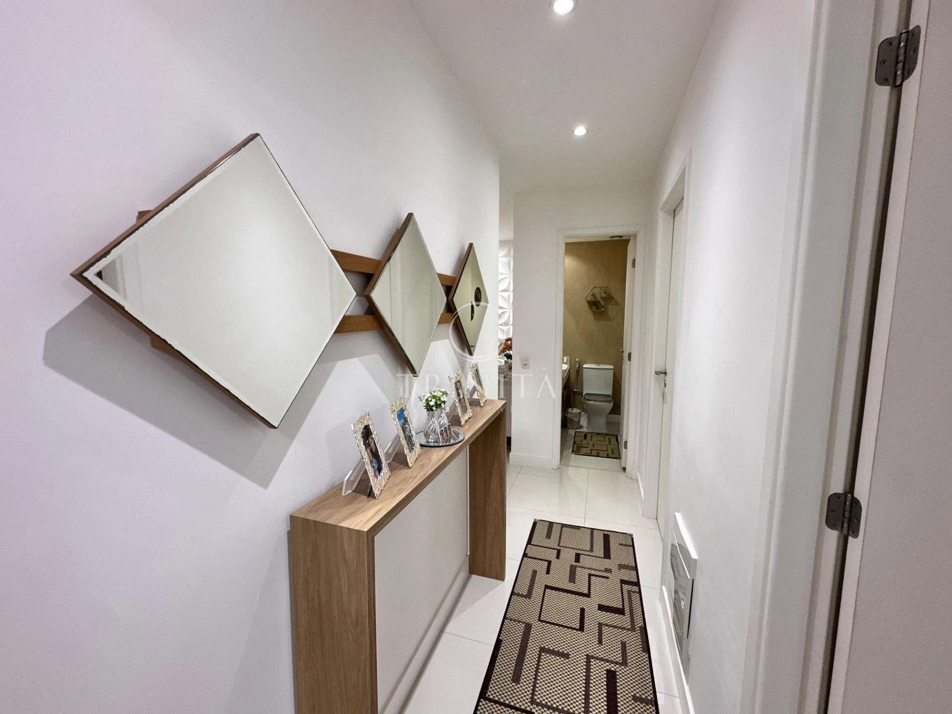 Furnished 3-suite apartment with a gas open-plan kitchen — photo 26
