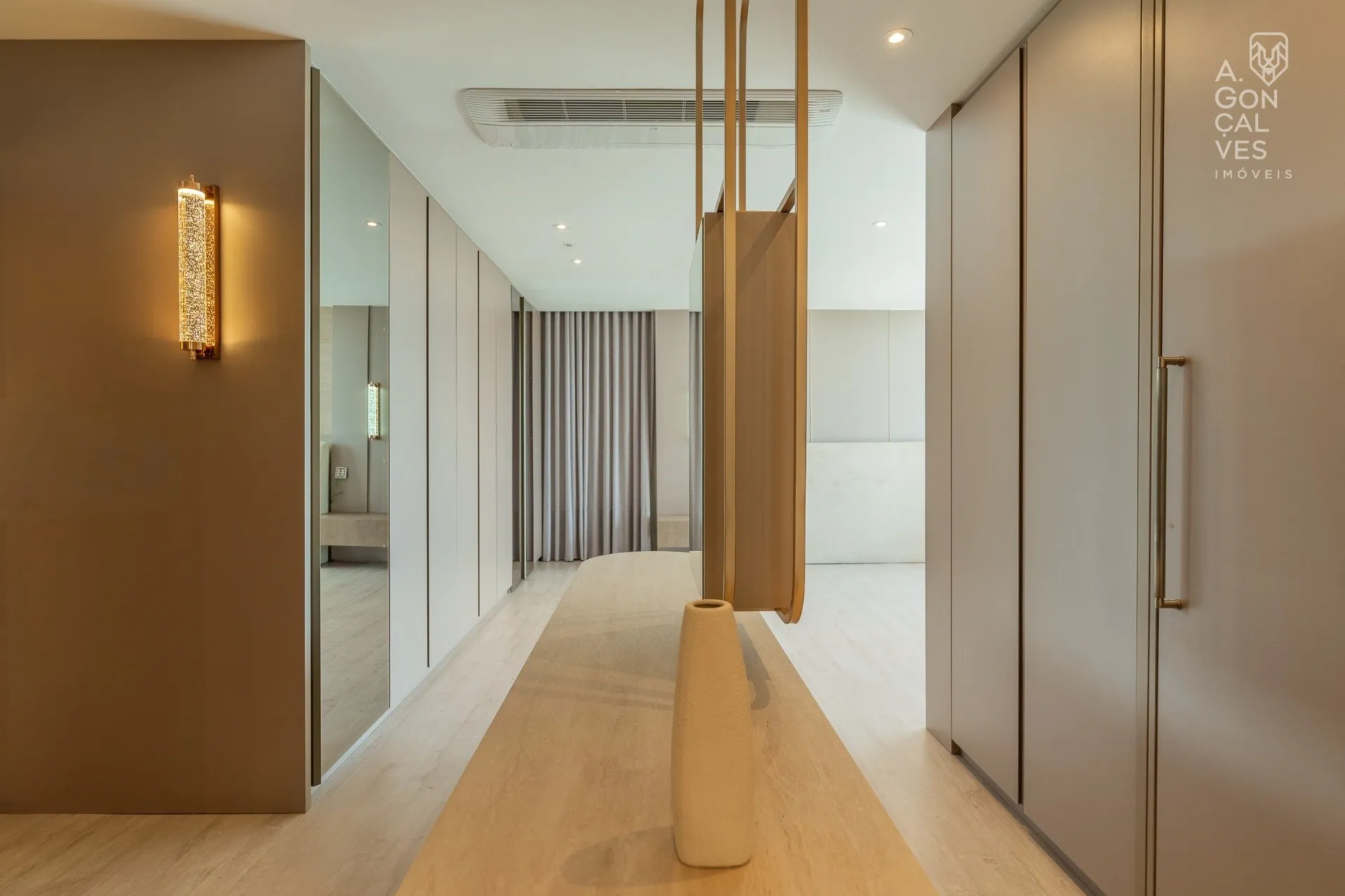 Furnished apartment with 3 suites and 257 m² — photo 45