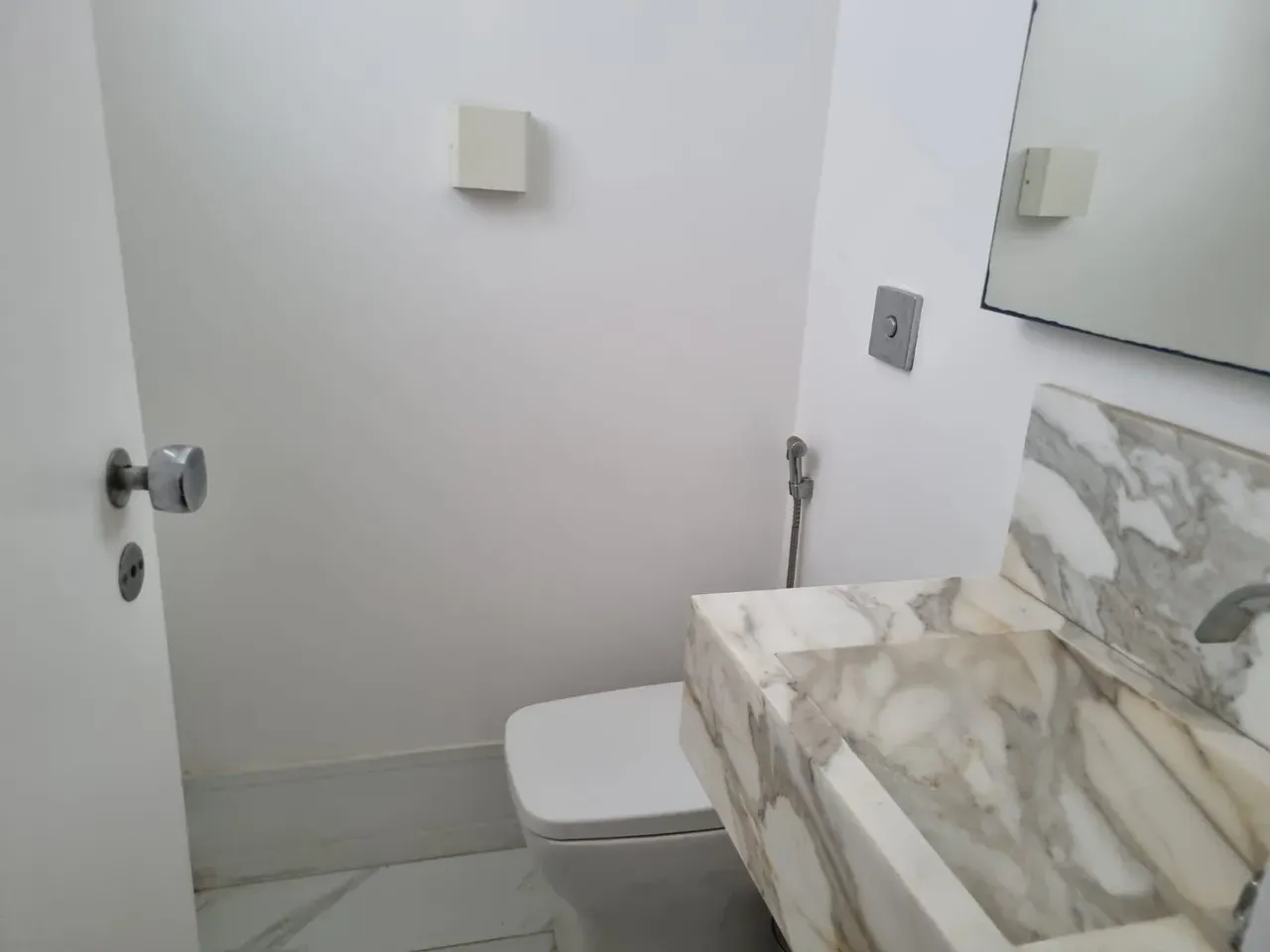 Walk-in closet in a 4-bedroom apartment, 185 m² — photo 6