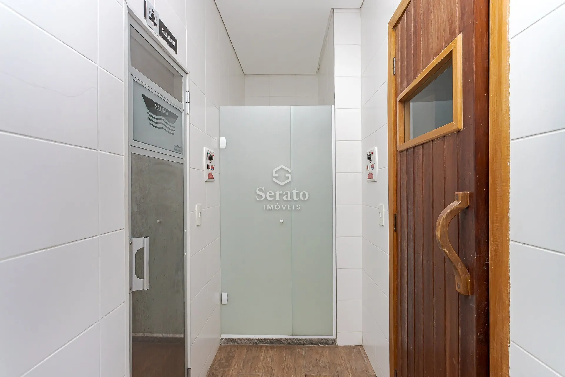 Balcony with a grill in a one-bedroom apartment, 30 m² — photo 27