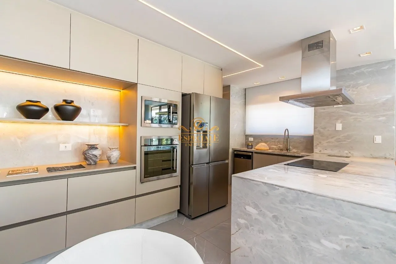 Furnished 186 m² apartment with 3 en-suite bedrooms — photo 9