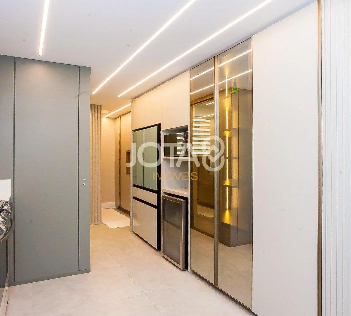 Furnished 3-bedroom apartment with 201 m² — photo 33