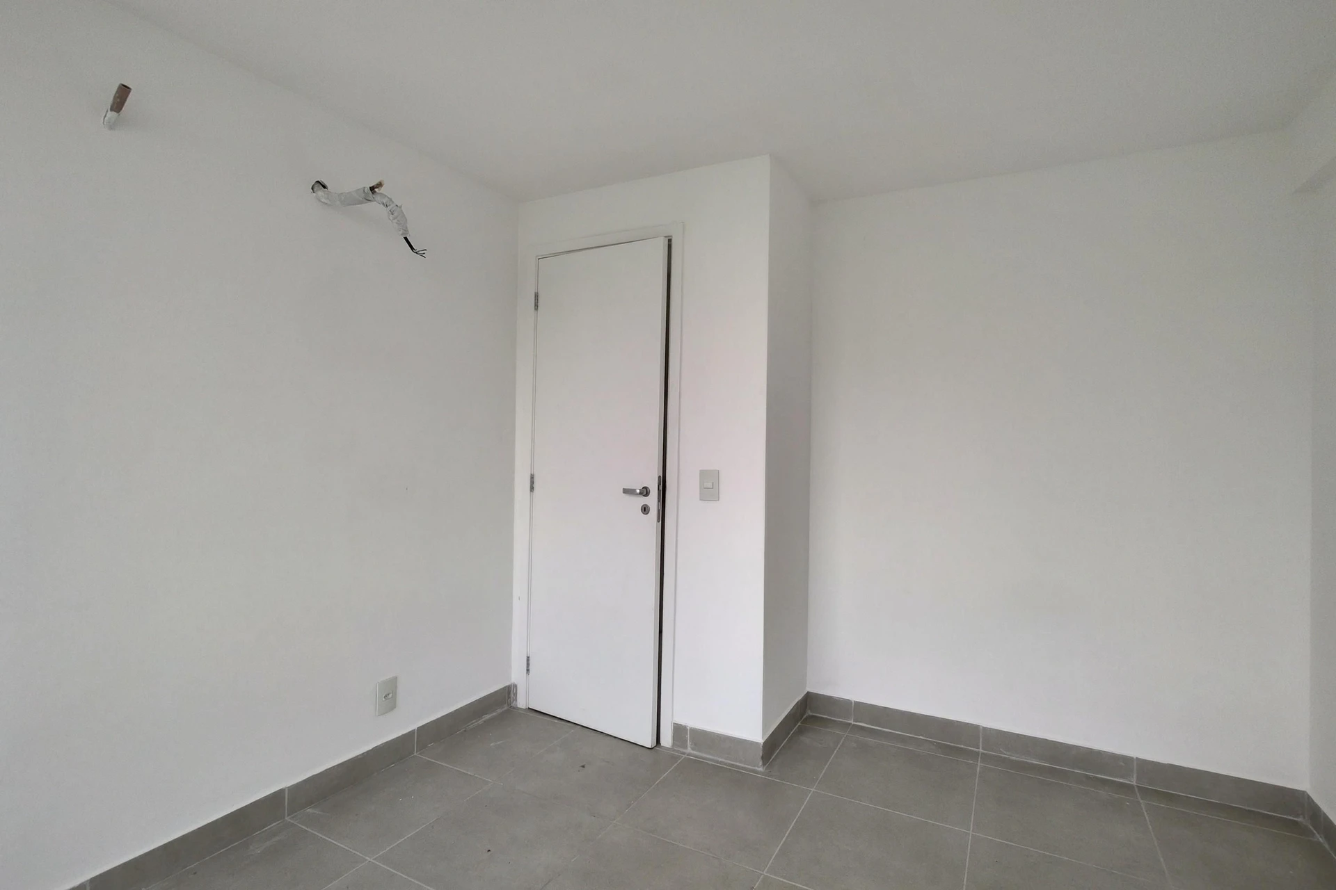 1-bedroom apartment with an open-plan kitchen and parking — photo 35
