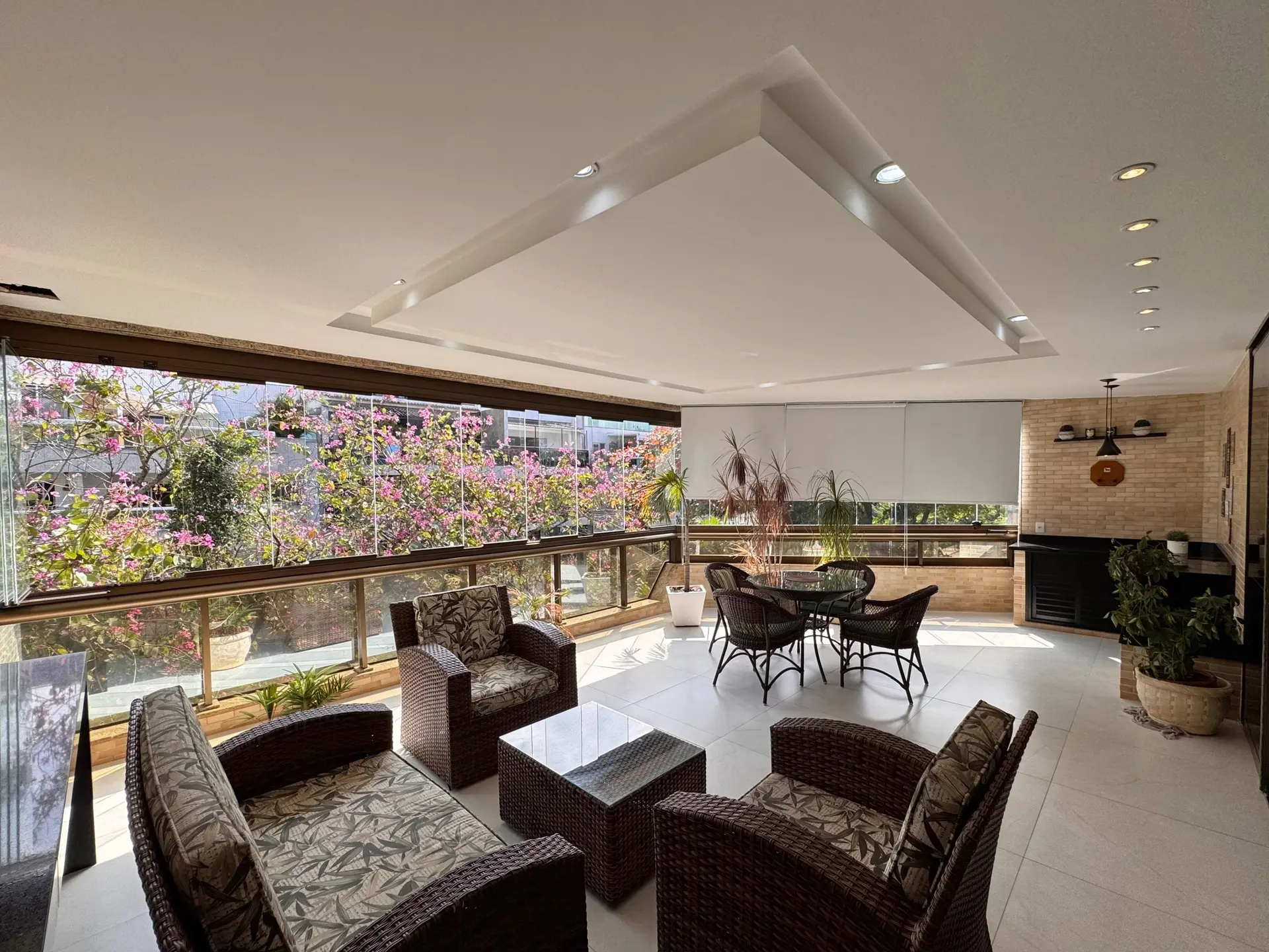 Unfurnished 3-bedroom apartment with a glassed balcony — photo 23