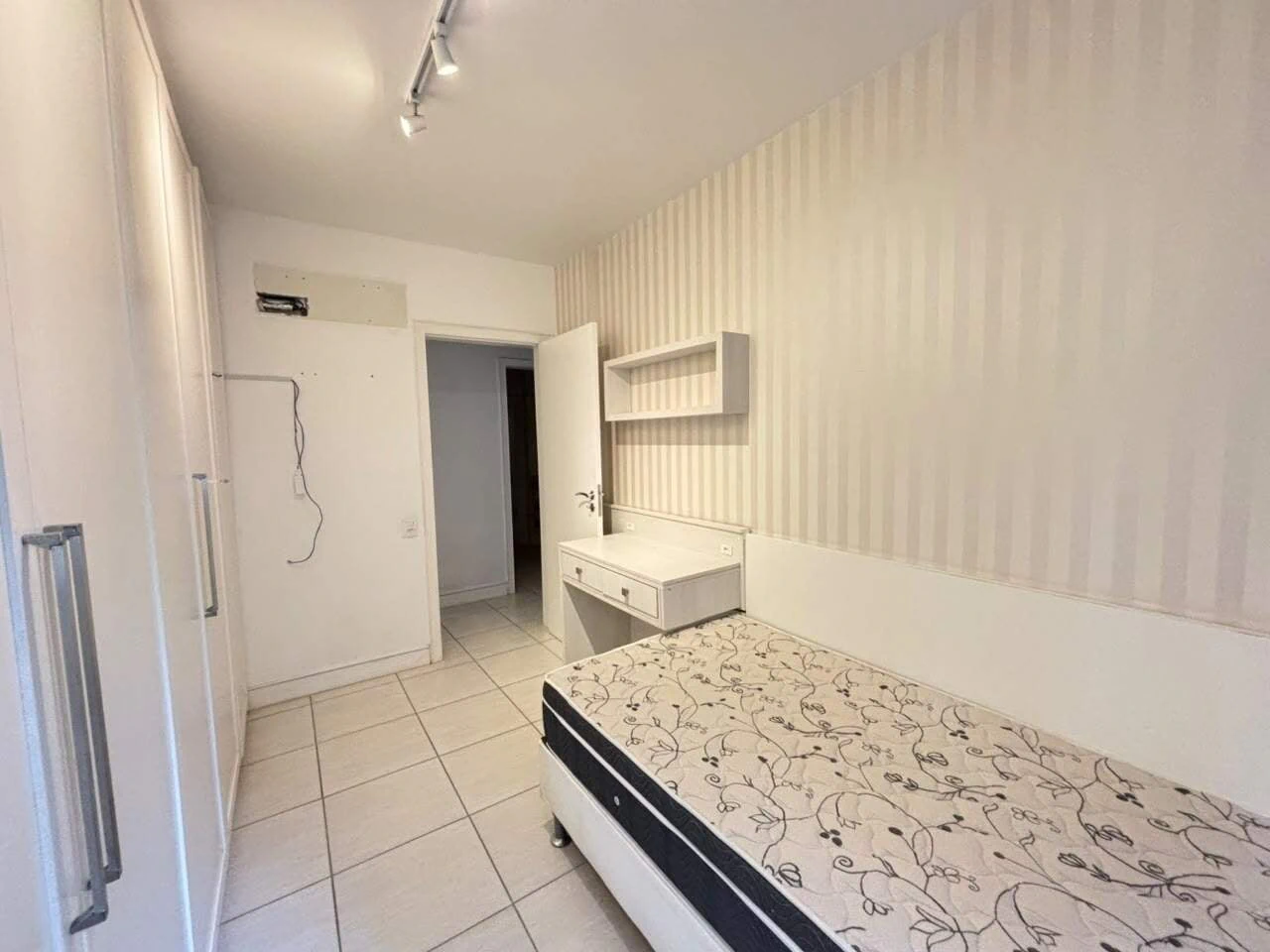 Furnished apartment, 122 m², with a glass-enclosed balcony — photo 22