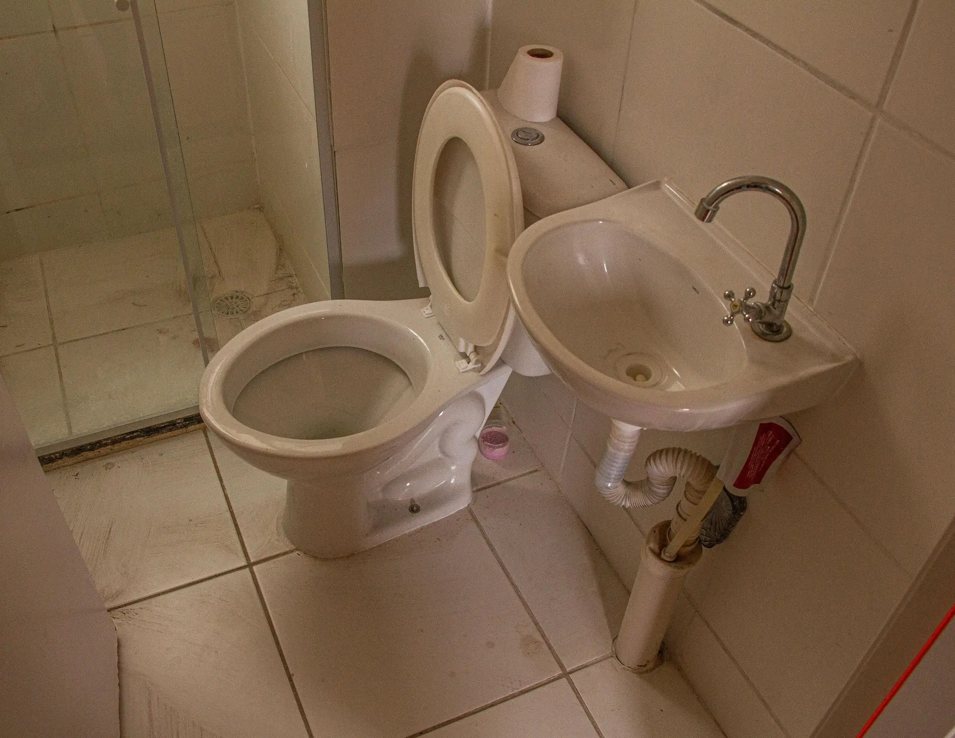 2-bedroom apartment with a glass shower enclosure — photo 5