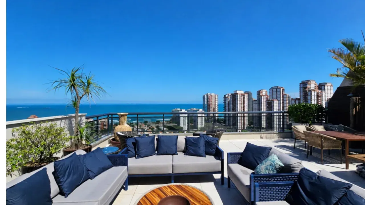 Balcony with a grill in a 3-bedroom apartment, 250 m² — photo 4