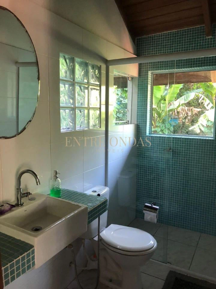 4-bedroom house with a bathtub in Florianópolis — photo 11