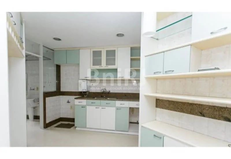 3-bedroom apartment with a glassed-in balcony — photo 2