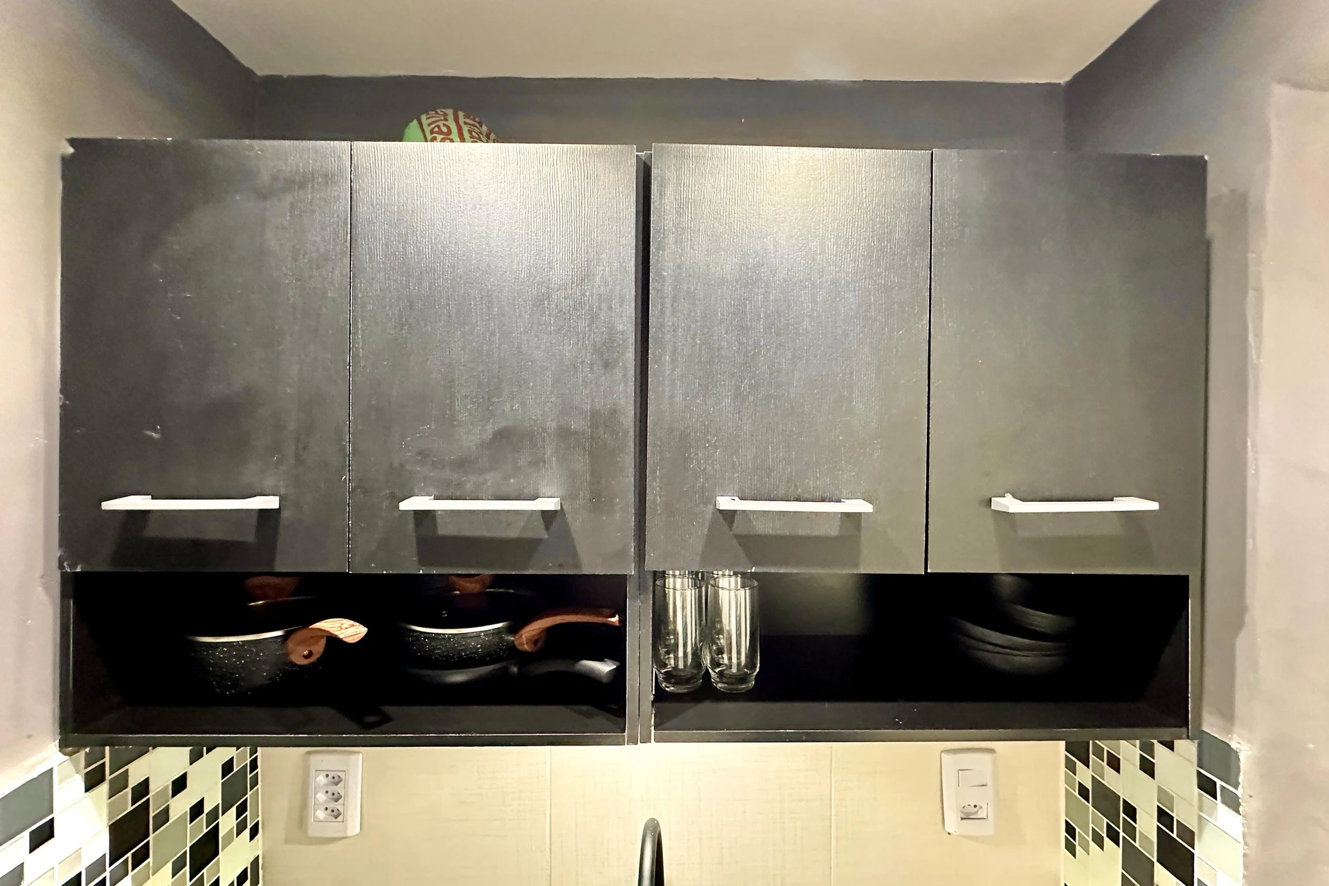 Furnished studio with 1 bedroom and a glass shower — photo 9