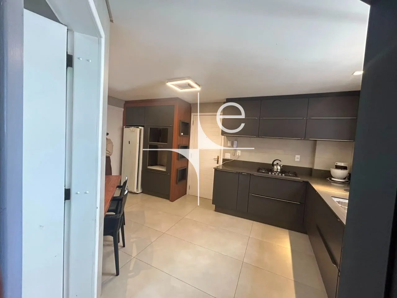 254 m² apartment with a walk-in closet and a home office — photo 25