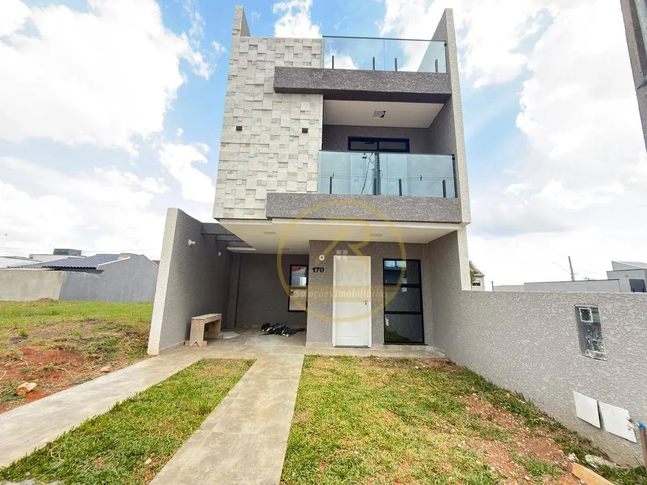 House 100 m² with 3 bedrooms and 2 parking spots — photo 2