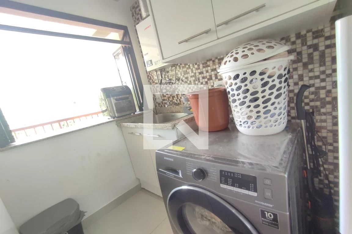 Apartamento de 89 m² com janelas do piso ao teto e closet — photo 18