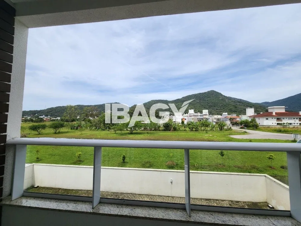2-bedroom apartment with a mountain view