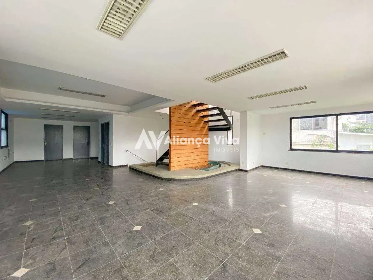 House, 824 m², with floor-to-ceiling windows — photo 20