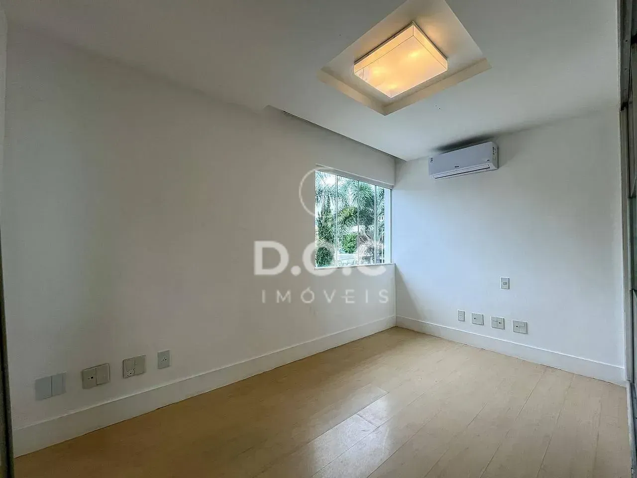 Floor-to-ceiling windows in a 5-bedroom house, 300 m² — photo 55