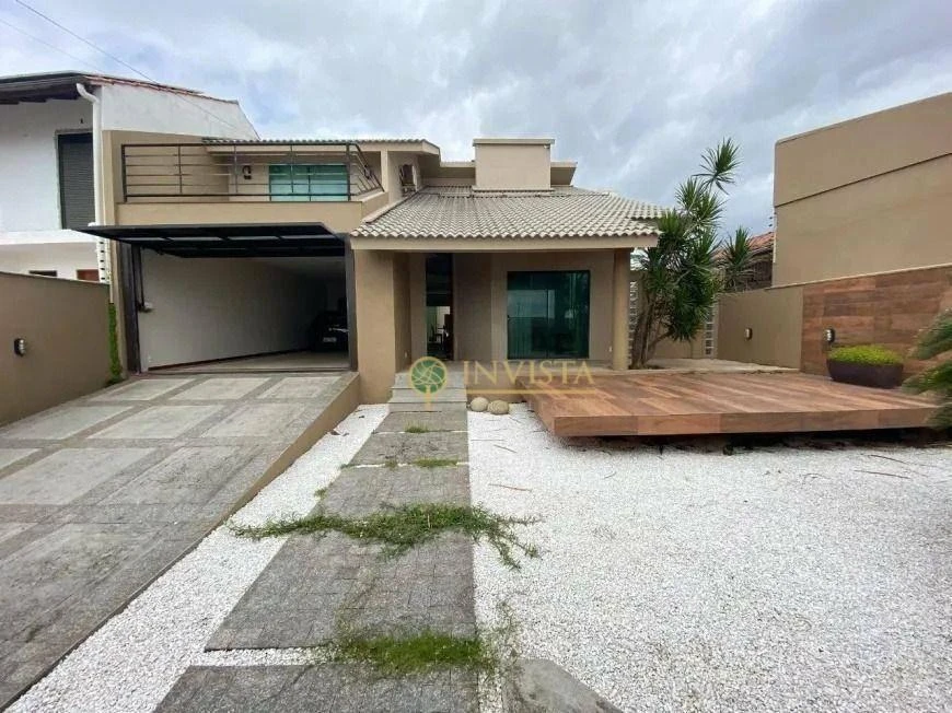 Residential house with 4 bedrooms and 5 bathrooms