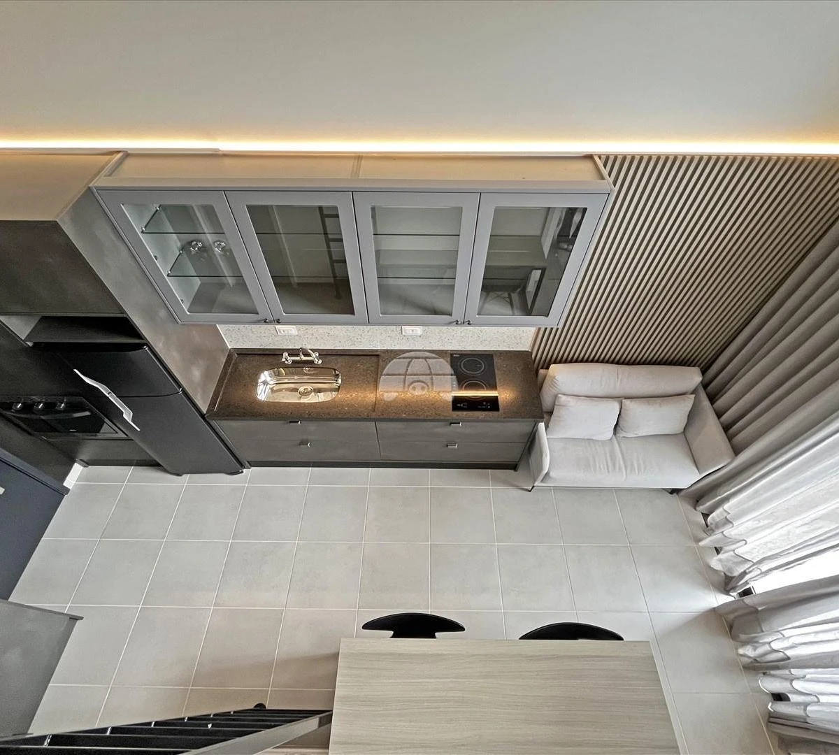 Furnished apartment, 31 m², with floor-to-ceiling windows — photo 6