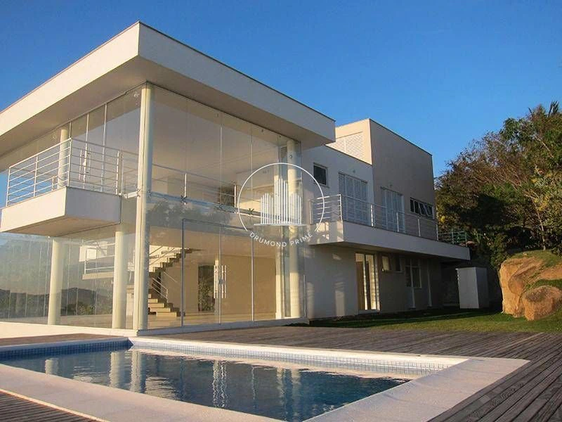 718 m² house with 3 bedrooms and floor-to-ceiling windows — photo 3