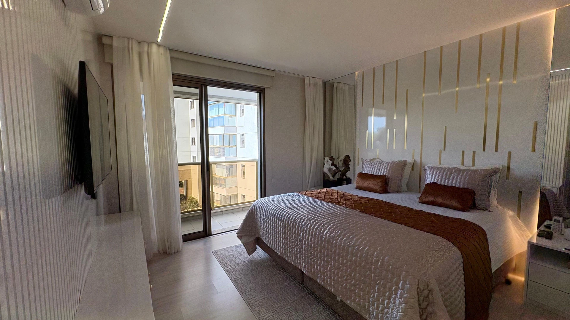 Jacuzzi in a 5-bedroom apartment, 217 m² — photo 56