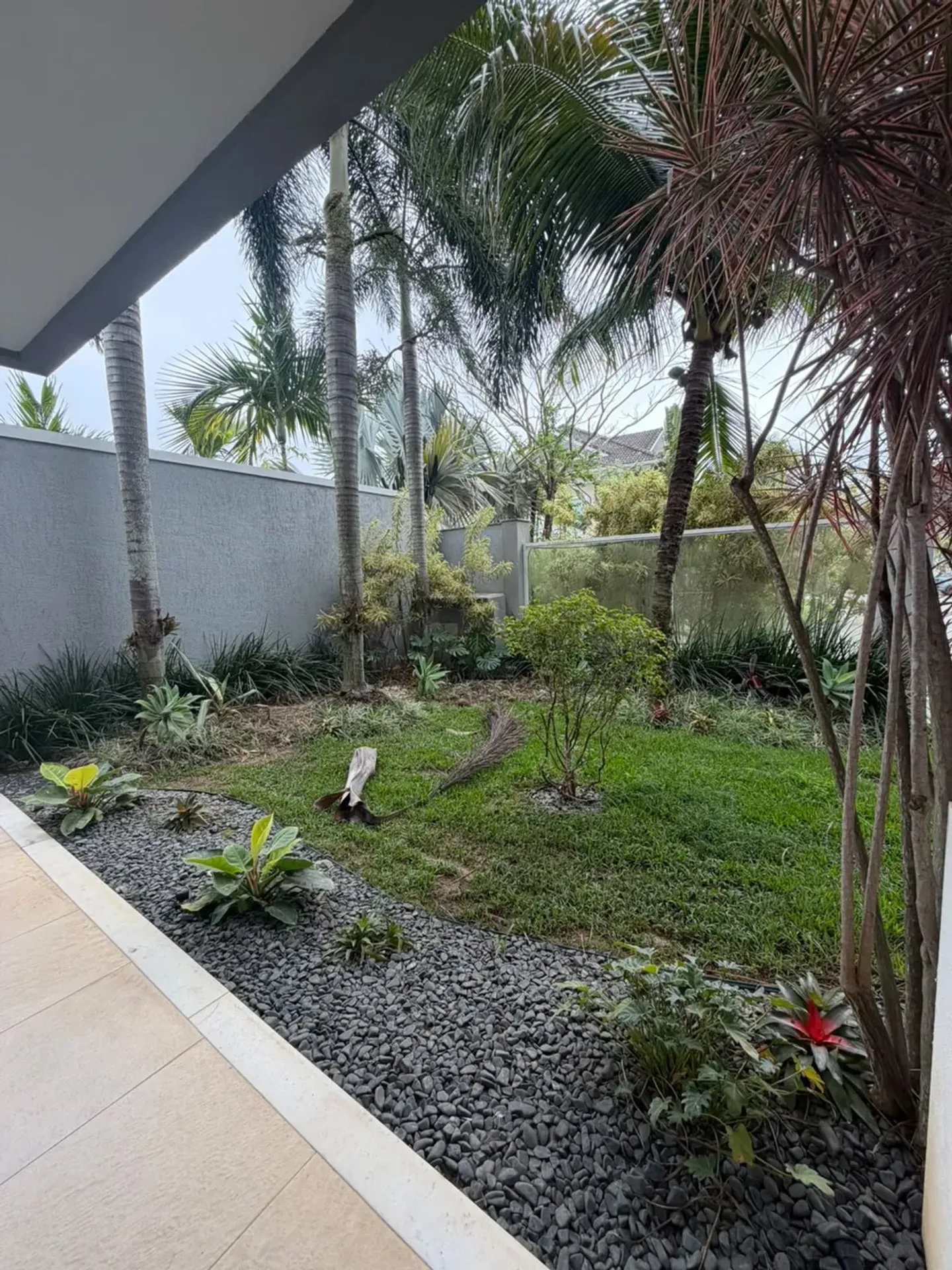700 m² house with a garden and a bathtub — photo 30