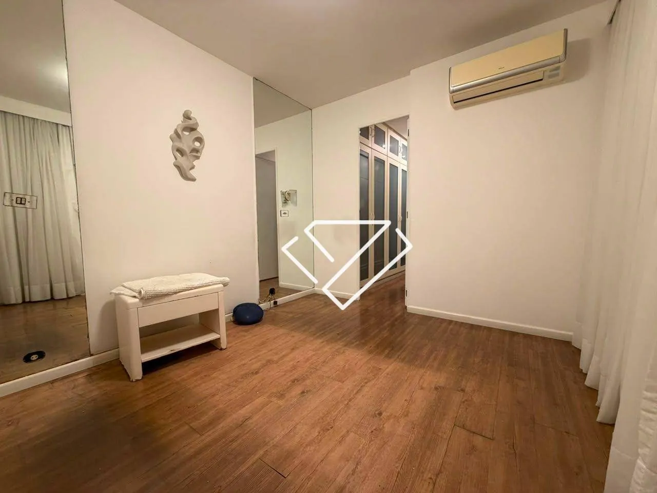 Penthouse with 3 bedrooms, 4 bathrooms and enclosed balcony — photo 33