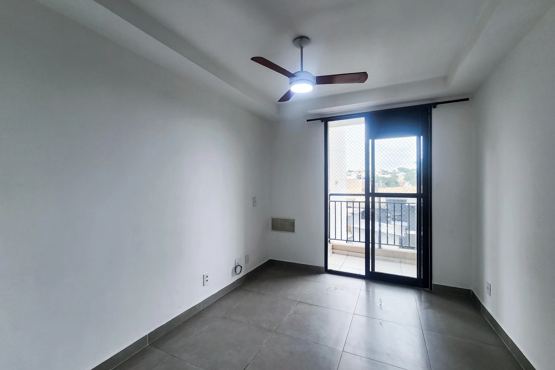 One-bedroom apartment in a building with a gym