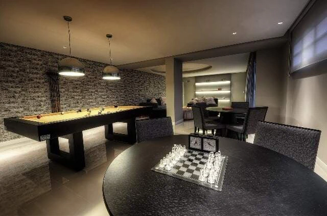 Balcony with a grill in a one-bedroom apartment, 68 m² — photo 28