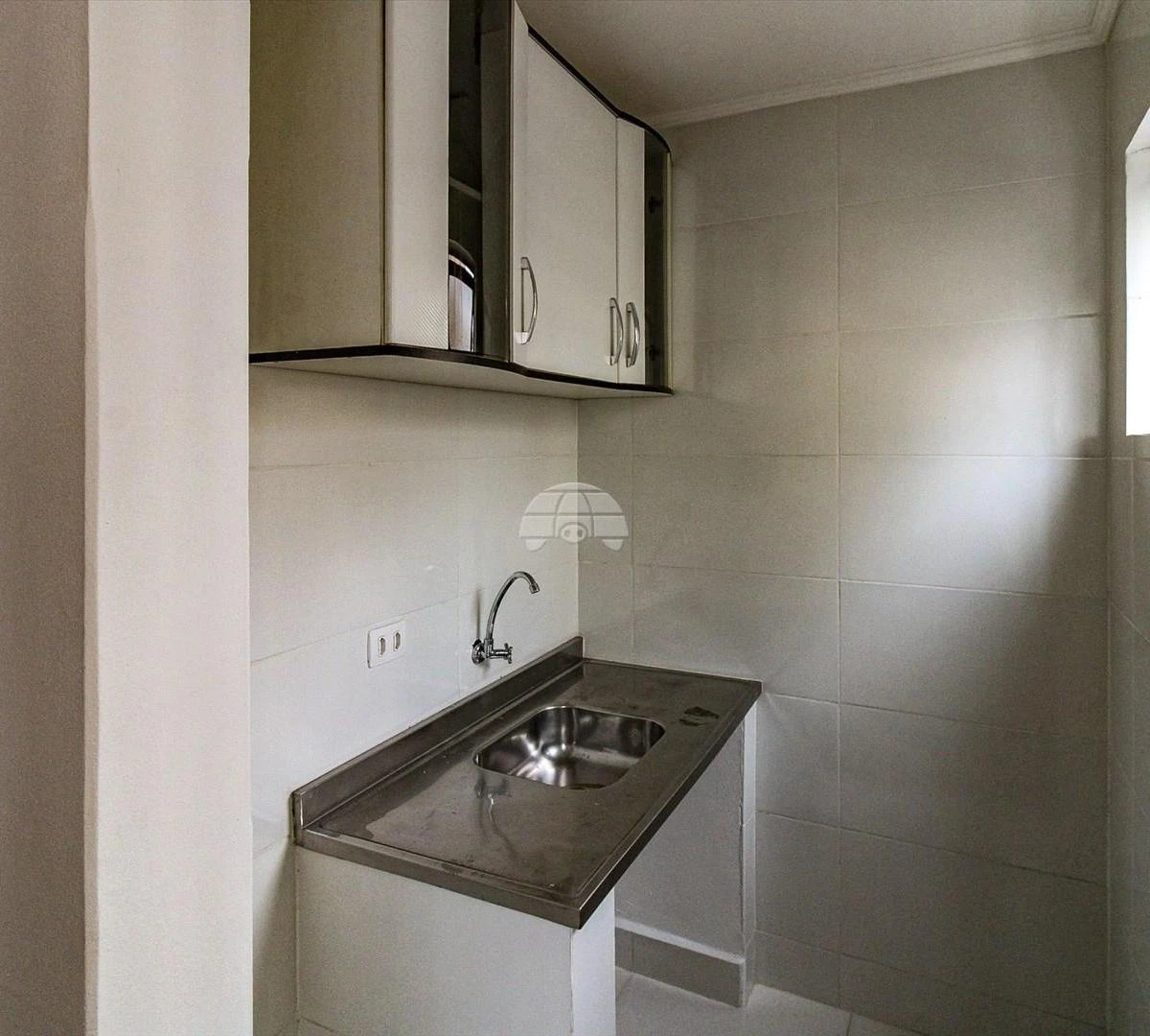 Wood or laminate floors in a one-bedroom apartment, 42 m² — photo 4