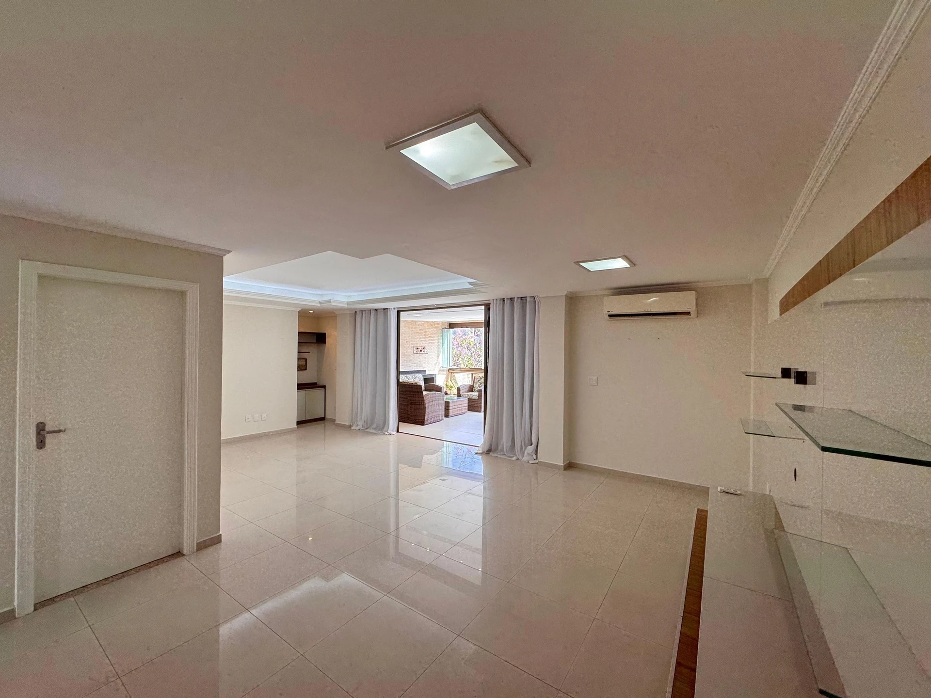Unfurnished 3-bedroom apartment with a glassed balcony — photo 6