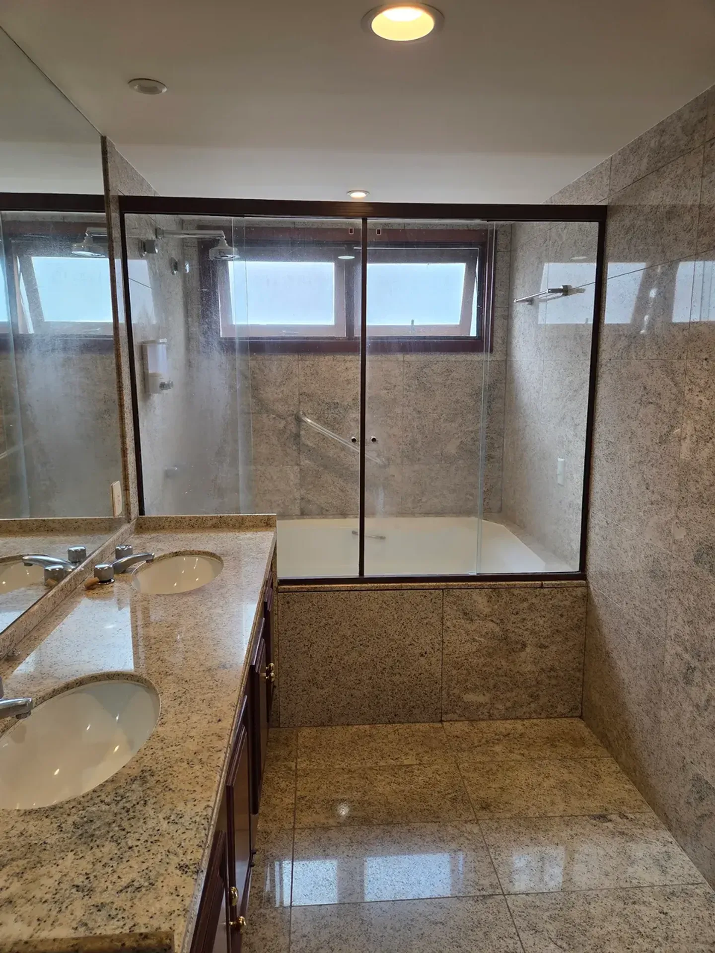 Casa com 5 quartos e 5 banheiros e varanda envidraçada — photo 47