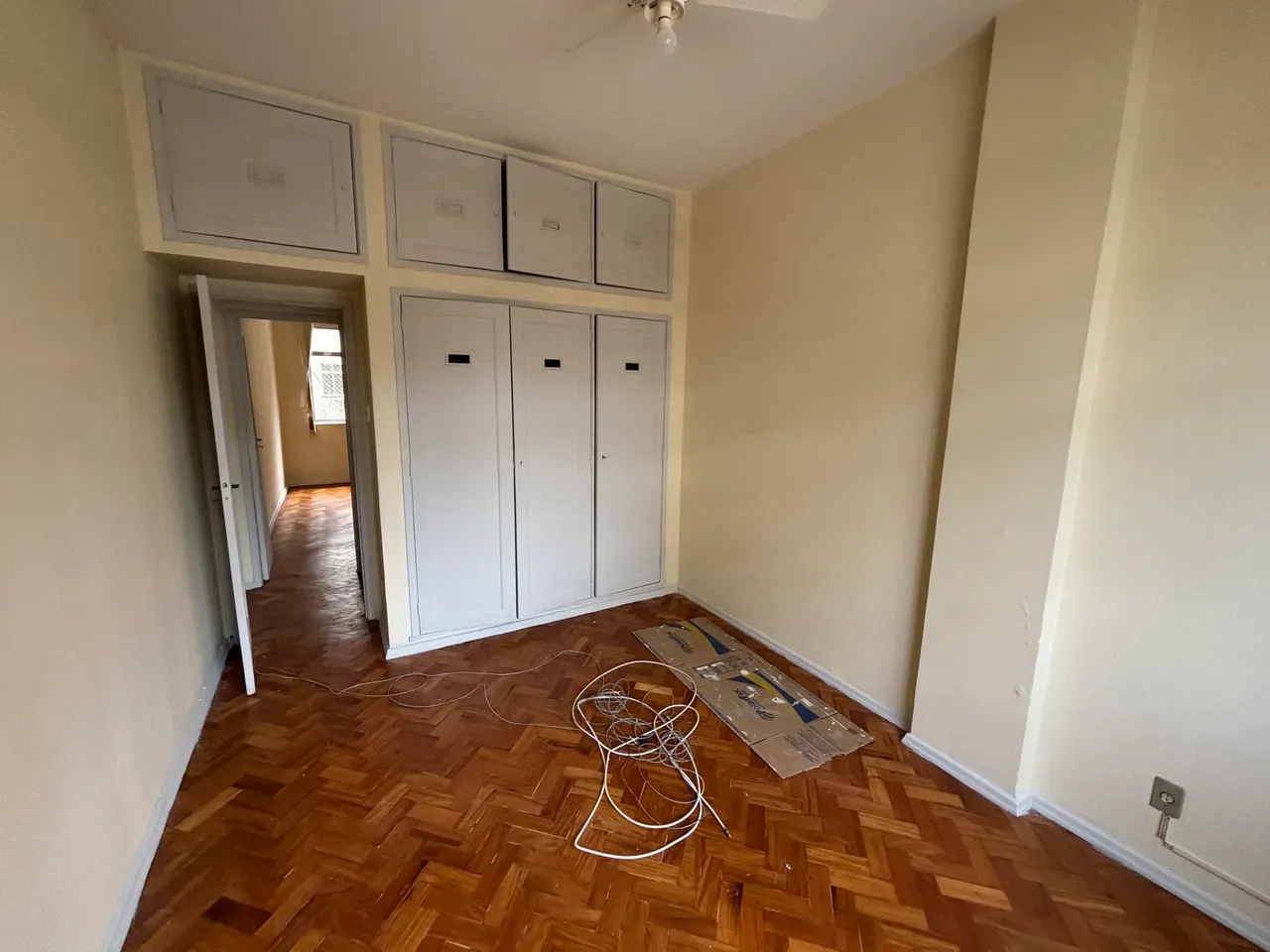 Wood or laminate floors in a 3-bedroom apartment, 100 m² — photo 6