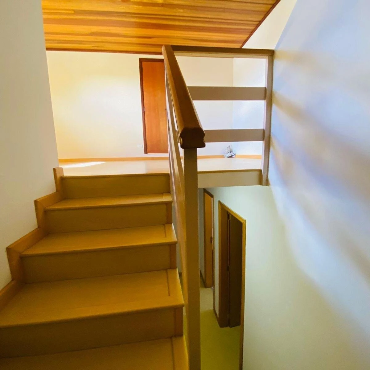 3-bedroom house with a glass-enclosed balcony in Curitiba — photo 27