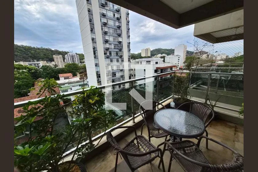 Apartamento mobiliado de 4 quartos com varanda envidraçada