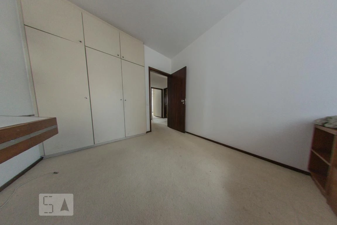 4-bedroom apartment with a walk-in closet — photo 20