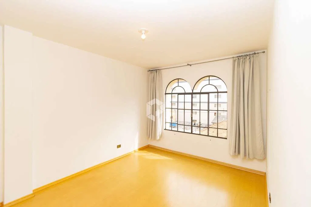 Wood or laminate floors in a 3-bedroom apartment, 107 m² — photo 11