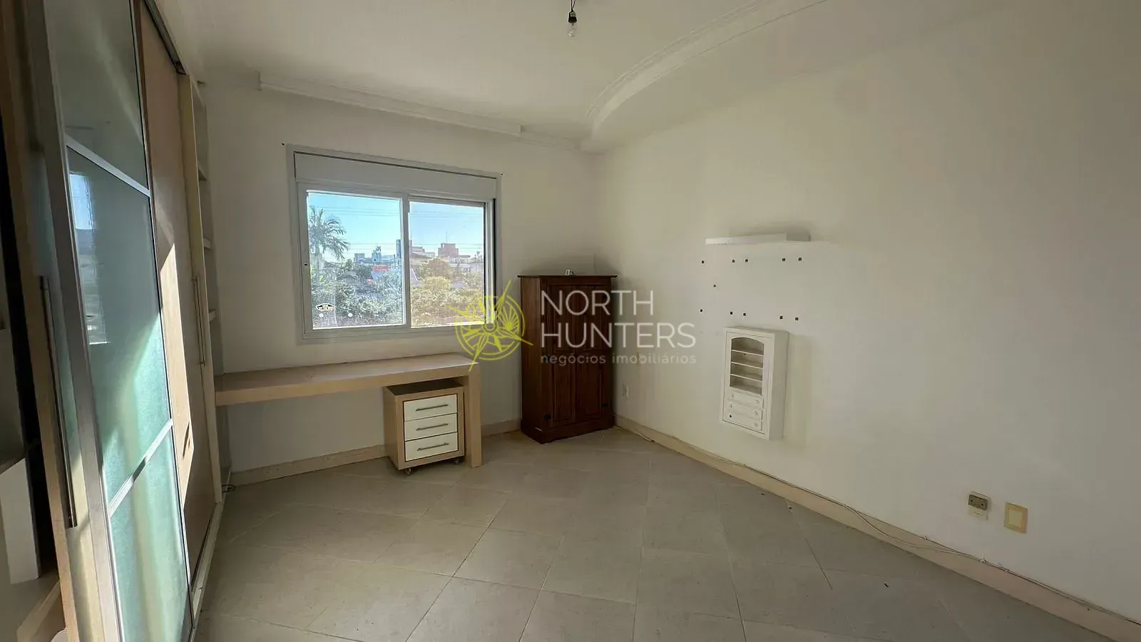 House with 4 bedrooms and shared pool area — photo 22