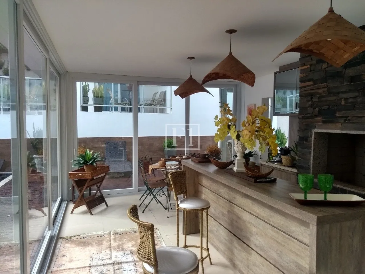 Furnished house, 450 m², with floor-to-ceiling windows — photo 11