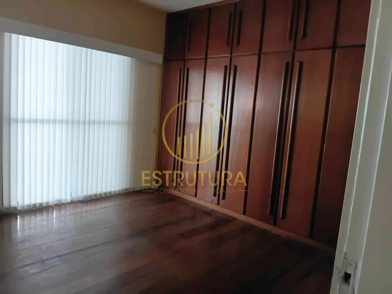 4-bedroom apartment with 3 bathrooms and a balcony — photo 3