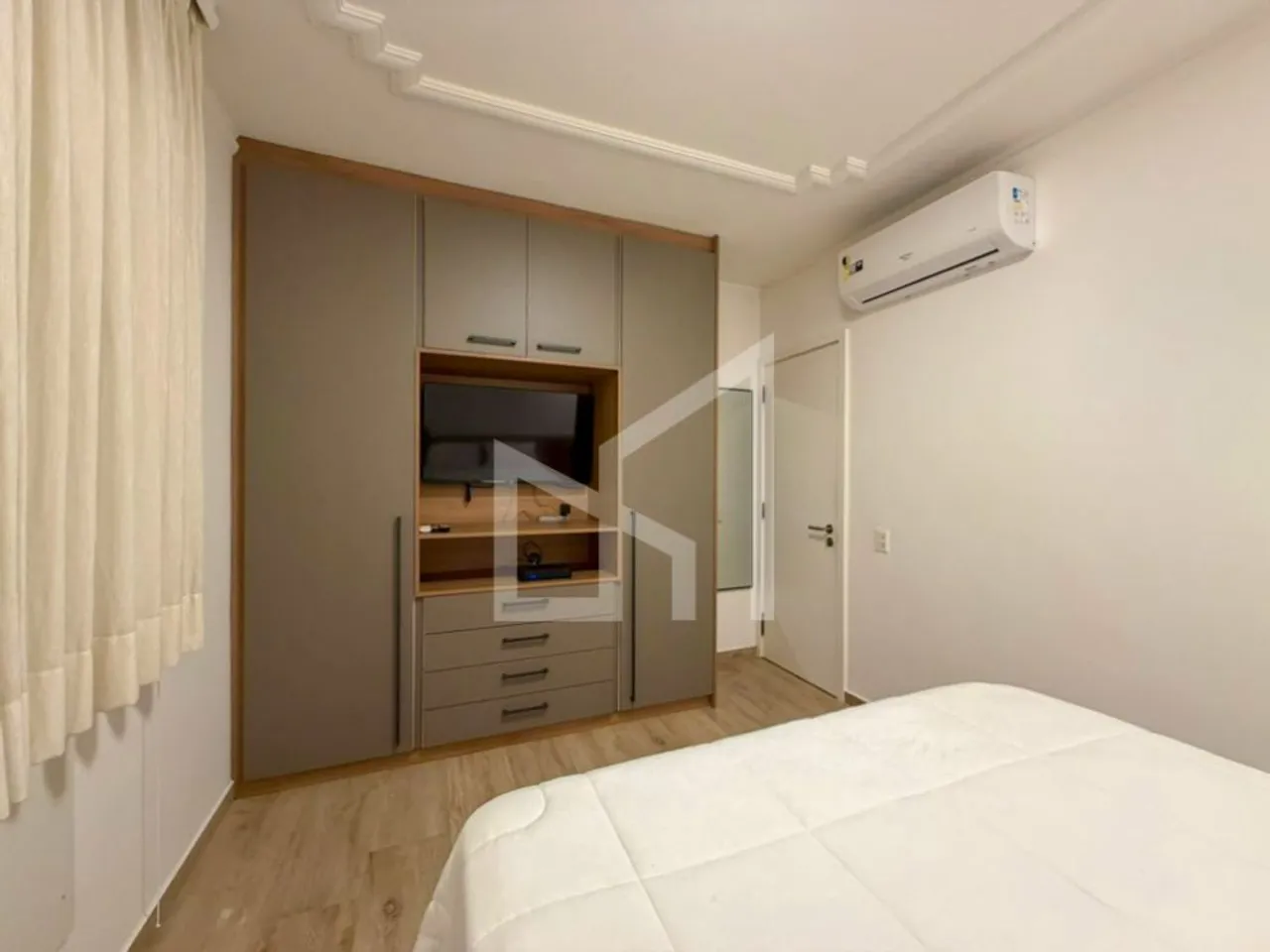 Furnished apartment with a glassed-in balcony — photo 16