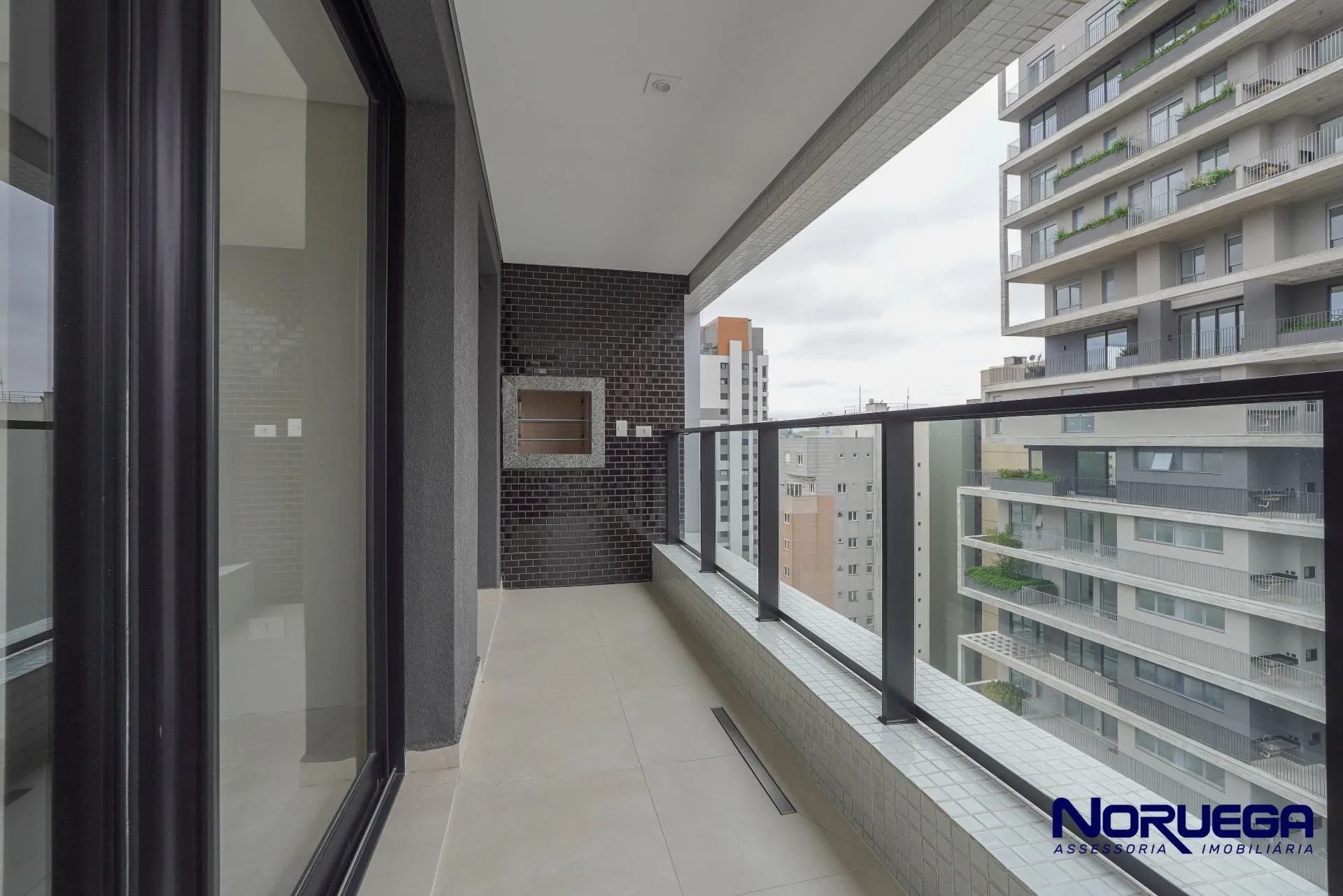 Apartment, 188 m², with a glass-enclosed balcony