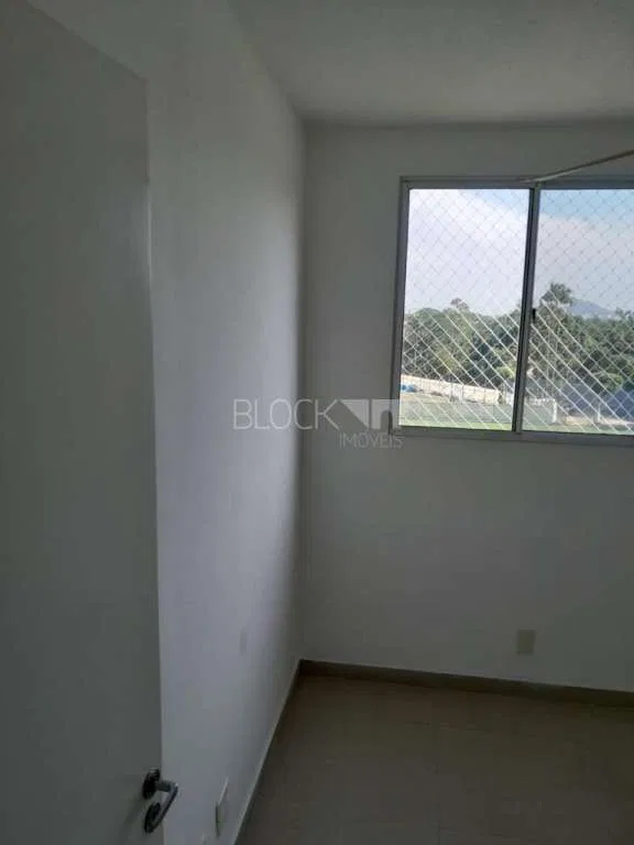 2-bedroom apartment in a building with a pool — photo 9