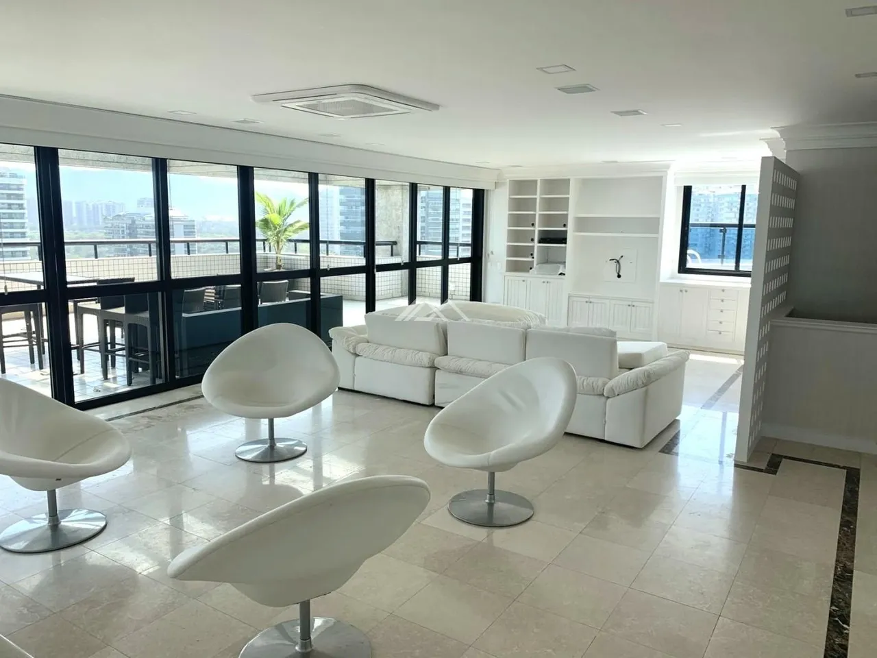 Apartment with 4 bedrooms and 5 bathrooms and enclosed balcony — photo 16