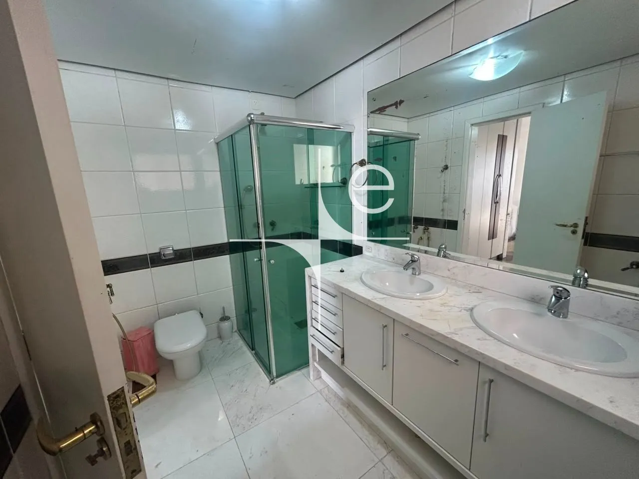 254 m² apartment with a walk-in closet and a home office — photo 41